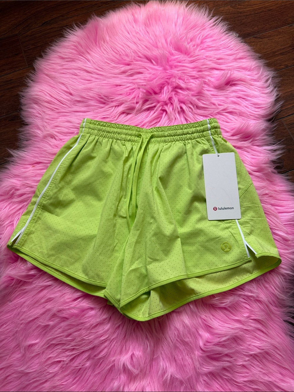 Lululemon Size 4 Court Rival HR
Short
3" *perforated, sourgrape/white,